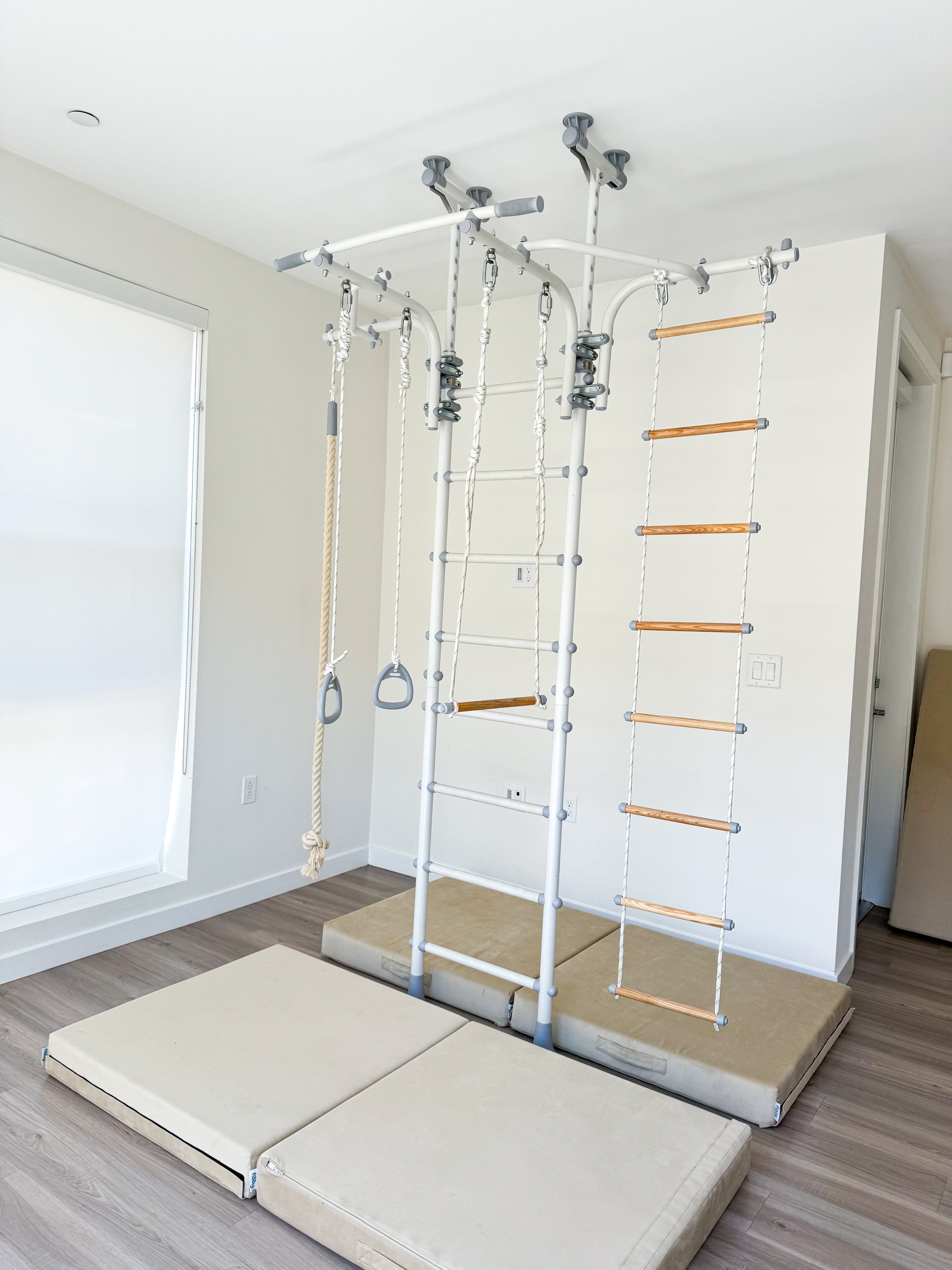 Brainrich Model T3 play gym with rope ladder, rings, and climbing rope set up in a kids room