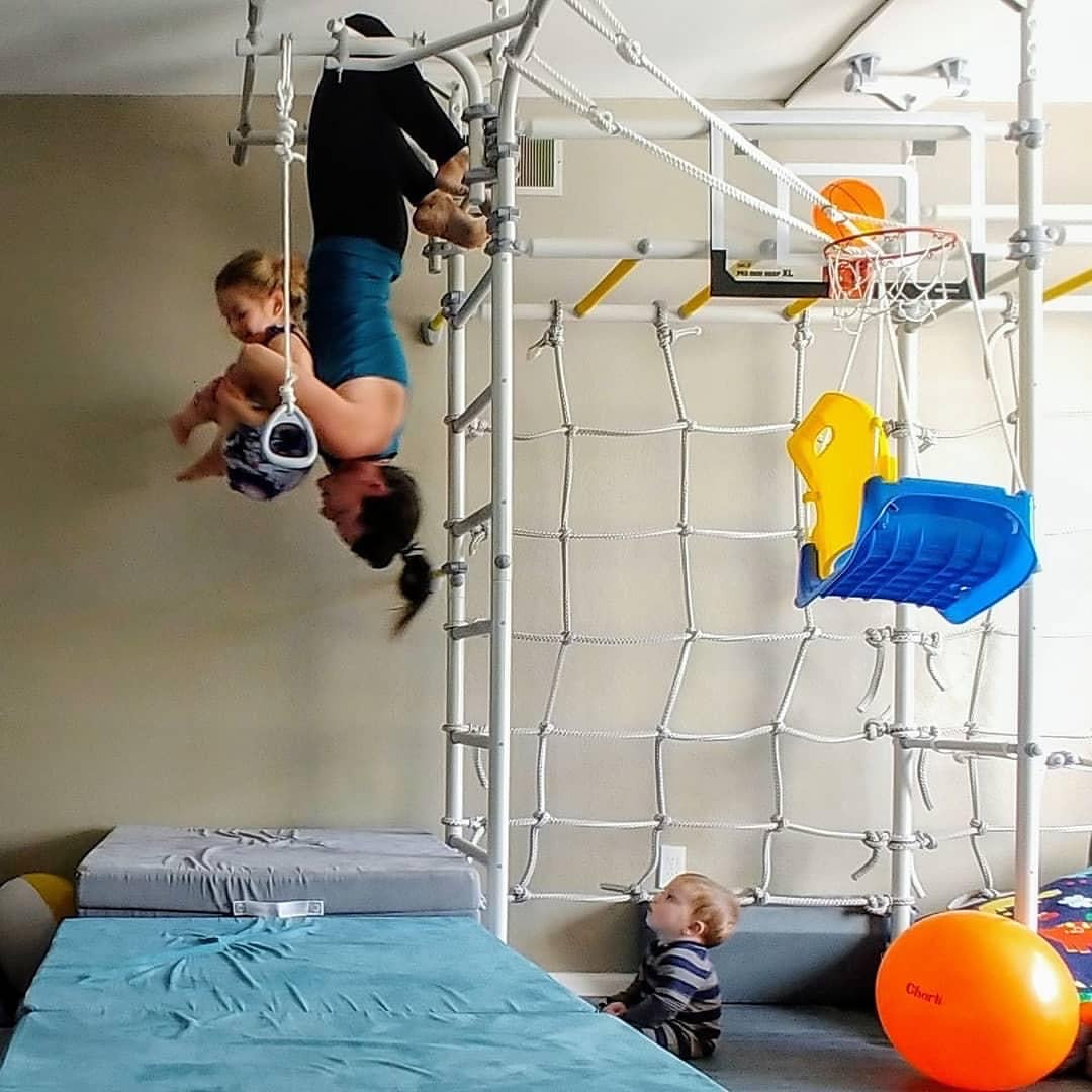Indoor Play gym pull up bar benefits. Brainrich Kids play gym pull-up bar benefits.